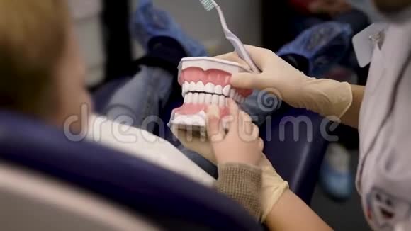 一位女医生教孩子如何刷牙口腔卫生对牙齿健康非常重要视频的预览图