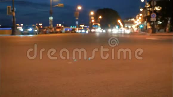 夜间交通汽车在街道道路上晚上在繁忙的城市城市景观视频的预览图