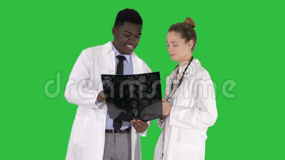 嘲笑医生在绿色屏幕上研究X光Chroma键视频的预览图