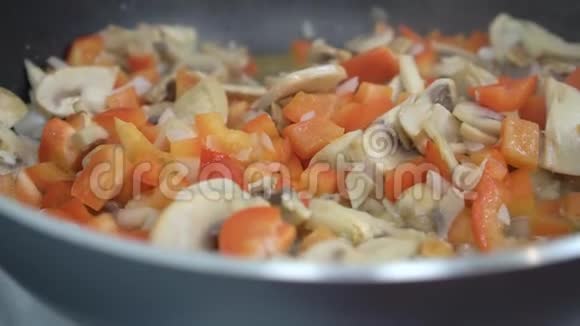 蔬菜在热锅里用油煎视频的预览图