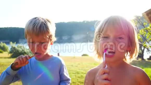 孩子们刷牙家庭野餐的卫生视频的预览图