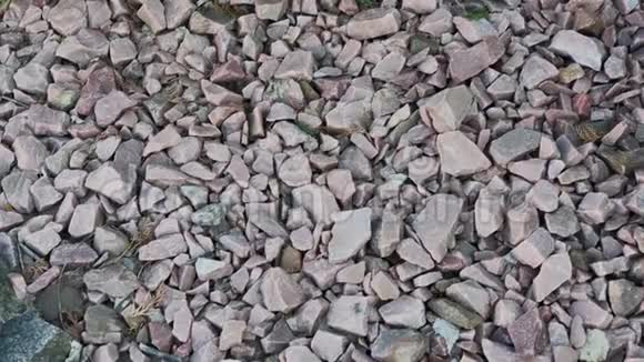 破碎的石头两种颜色的碎石砾石特写视频的预览图