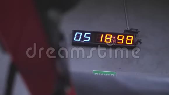 交叉安装时钟计时器在健身房滴答作响健身房秒表计数时间视频的预览图