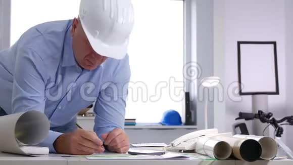 办公室工作繁忙的工程师使用铅笔书写并进行计算视频的预览图