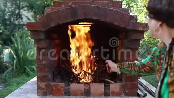 在花园的壁炉里生火视频的预览图