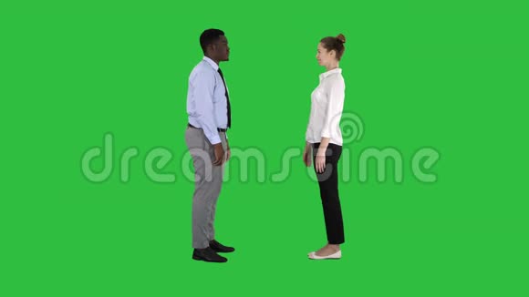 商务女性和商务男性在绿色屏幕上为图片拍照Chroma键视频的预览图