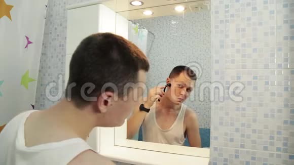 在家做头发美容站在浴室镜子前做胡子美容的人视频的预览图