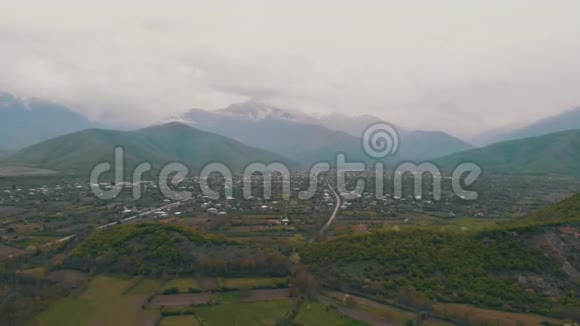 格鲁吉亚无人驾驶飞机在4k山脉和天空中的影像视频的预览图