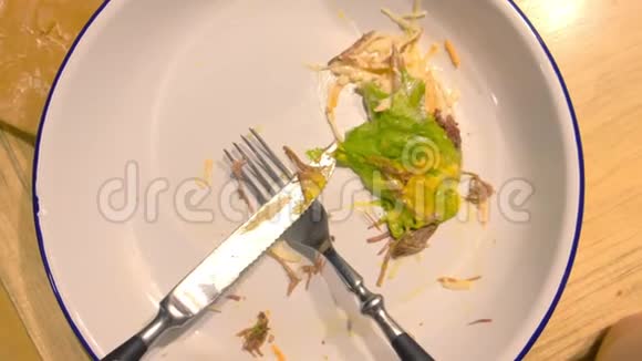 餐馆里的白色盘子里剩下的食物视频的预览图