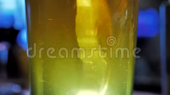 将水果鸡尾酒柠檬水与柠檬片混合视频的预览图