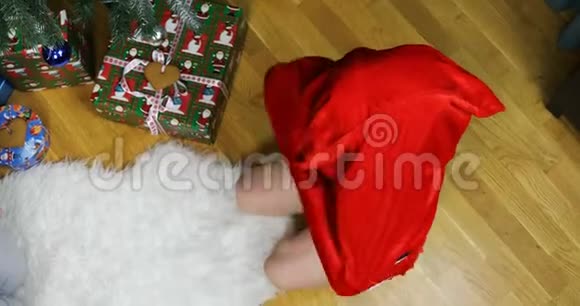 母亲从儿子头上取下一个空的新年包愚蠢的视频的预览图
