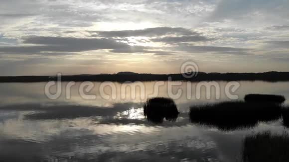 湖边浪漫的日落视频的预览图