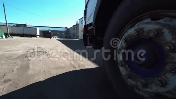 卡车轮子视频的预览图