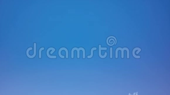 五颜六色的蓬松云蓝天背景视频的预览图