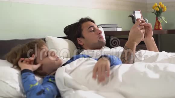 两个兄弟早上躺在床上然后下床视频的预览图