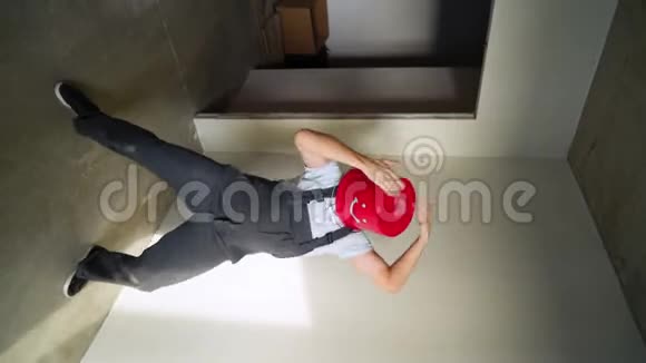 垂直视频穿制服的工人头上戴着红桶玩得开心跳舞视频的预览图