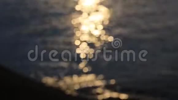 湖岸在夕阳的照耀下注意力不集中嘘声眩光慢聚焦视频的预览图