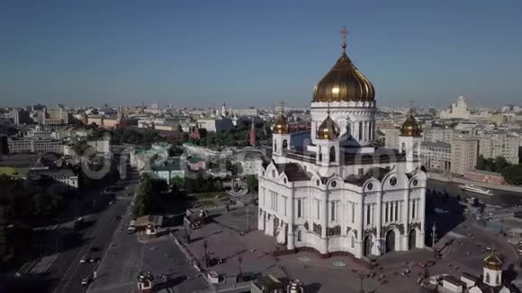 市中心的寺庙很棒的娱乐活动在四架直升机上拍摄城市高层无人机射击莫斯科视频的预览图