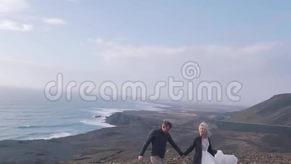 冰岛海岸的年轻夫妇视频的预览图