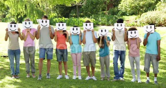 一群漫不经心的年轻朋友脸上挂着笑脸视频的预览图