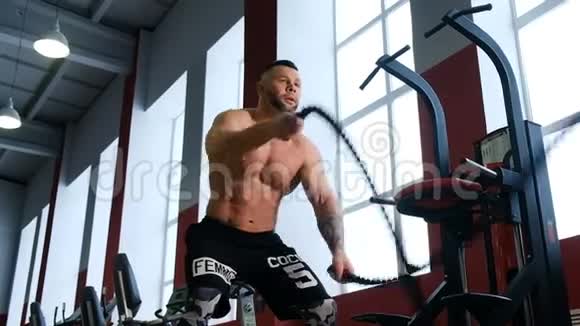 健身男子进行激烈的锻炼使用战绳训练锻炼挑战健身房强壮肌肉运动员视频的预览图