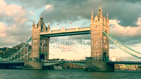 伦敦塔桥日落时的天际线泰晤士河的灯光反射在河上著名的伦敦地标视频的预览图
