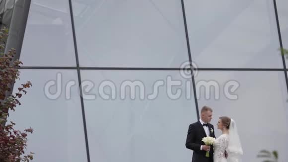 新婚夫妇的婚礼大窗户后面视频的预览图