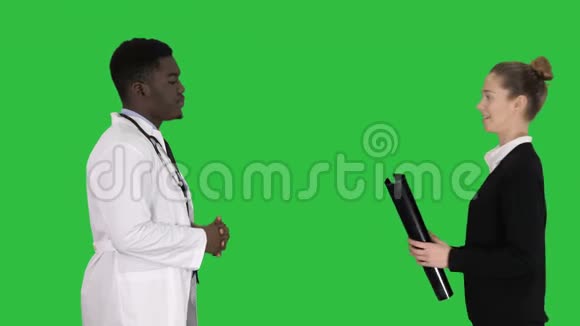 病人来到医生与x射线物理治疗师解释x射线病人在绿色屏幕Chroma键视频的预览图