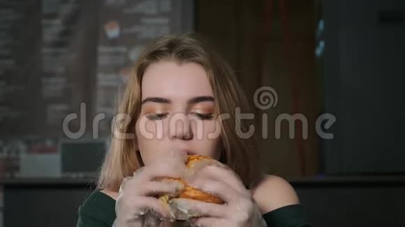 吃汉堡的女人视频的预览图