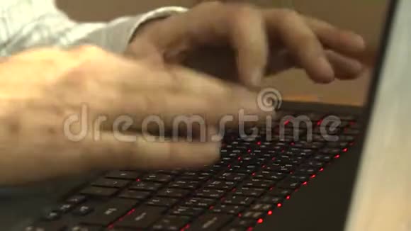 手在笔记本电脑键盘上输入文本视频的预览图