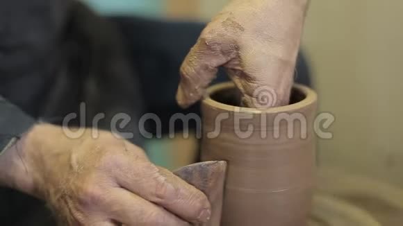 一个经验丰富的陶工创造了一个美丽的陶土花瓶视频的预览图