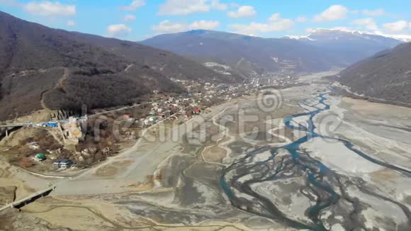 4K航空视频河流瓦利山脉在格鲁吉亚边境视频的预览图