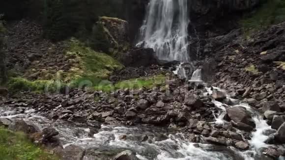 挪威美丽光滑的瀑布环绕着绿草峡湾视频的预览图