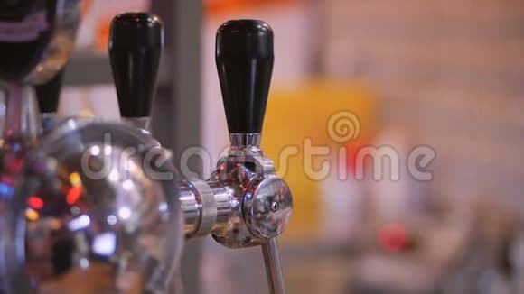 酒吧里亮晶晶的金属啤酒龙头视频的预览图