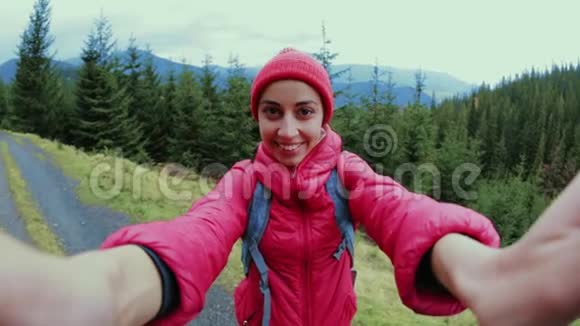 女徒步旅行者在山上自拍跟我来徒步旅行积极的生活方式视频的预览图