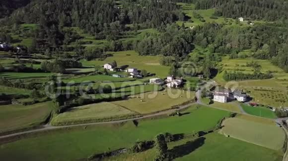 瑞士农村家庭的空中景观视频的预览图