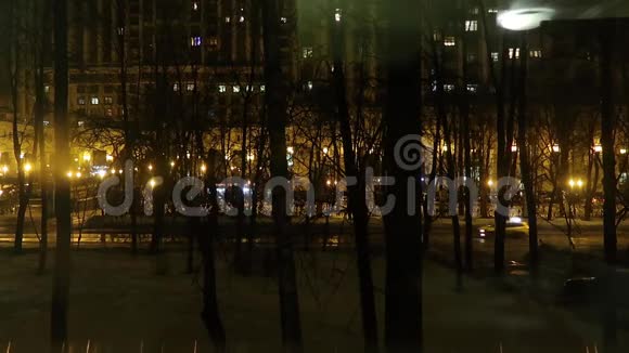 冠状病毒从酒店窗口看到的空夜城视频的预览图