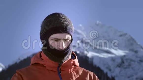职业骑手戴安全帽或安全帽准备滑雪或滑雪板喜欢冬季运动在后面视频的预览图