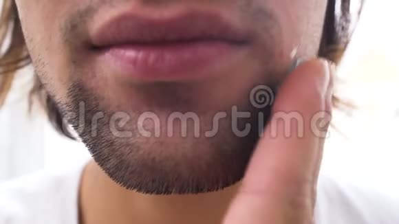 男人卫生男性在胡子上涂上剃须泡沫视频的预览图