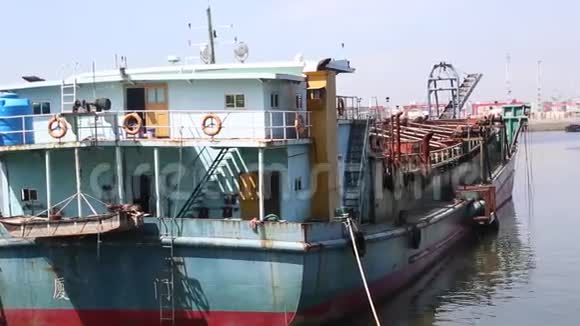 停泊在码头的一艘船视频的预览图