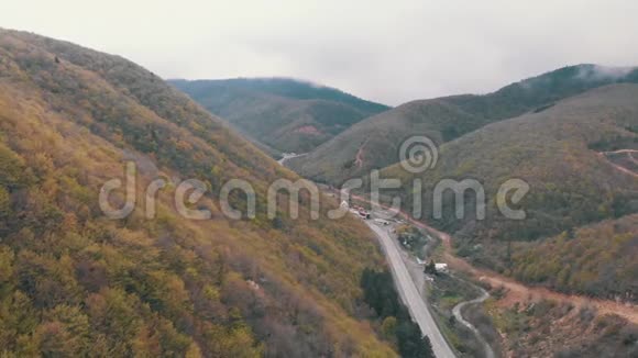格鲁吉亚无人驾驶飞机在4k山脉和天空中的影像视频的预览图