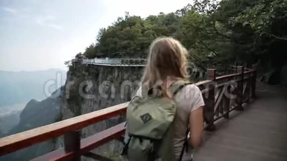 天门山玻璃步道视频的预览图
