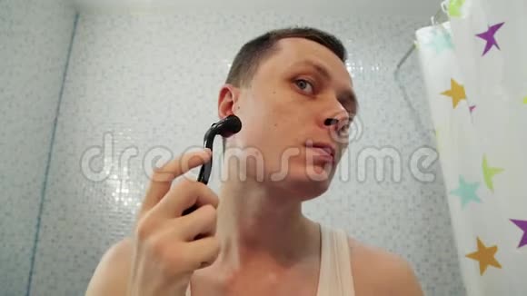在家做头发美容站在浴室镜子前做胡子美容的人视频的预览图