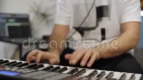 音乐家在家庭音乐工作室演奏MIDI键盘时手腕疼痛视频的预览图