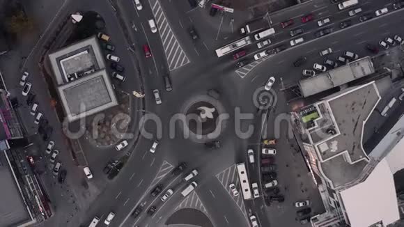 俯视环形交叉路口傍晚高空无人驾驶飞机飞行视频的预览图
