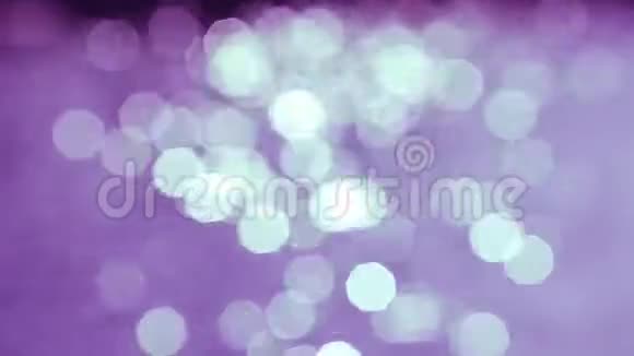 紫色和蓝色的波克阳光反射在水面上水中闪烁抽象模糊的焦点视频的预览图