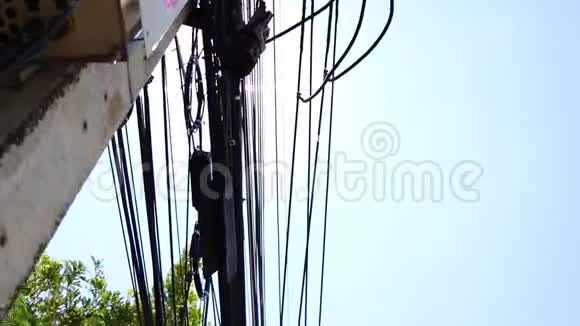 电线杆上的电力线路在蓝天下非常危险视频的预览图