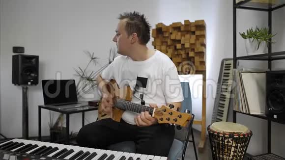 音乐家在家庭音乐工作室里弹电吉他时手腕疼痛视频的预览图