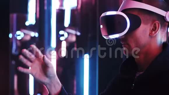 VR耳机中的一个人触摸空中的虚拟物体视频的预览图