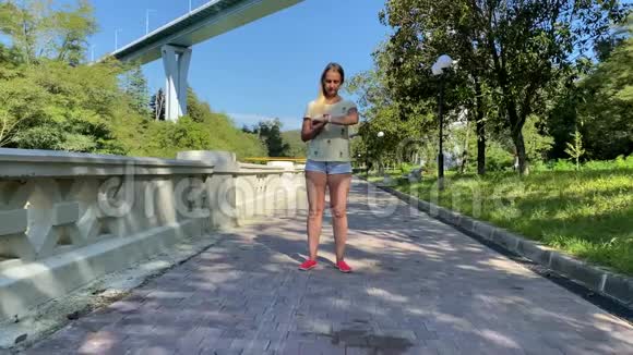 运动女子穿着智能手表在城市公园跑步视频的预览图
